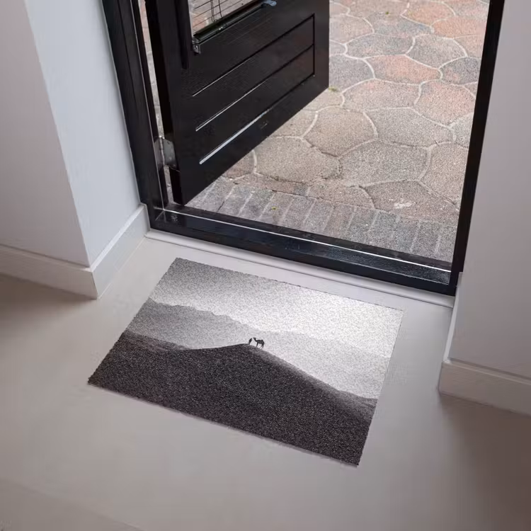 Mens - Kameel - Zandduin - Natuur - Monochroom Deurmat klein -sfeer5