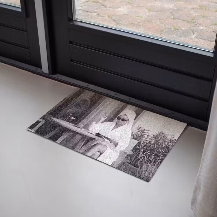 Modern - Vrouw - Zwart - Wit Deurmat klein -sfeer2