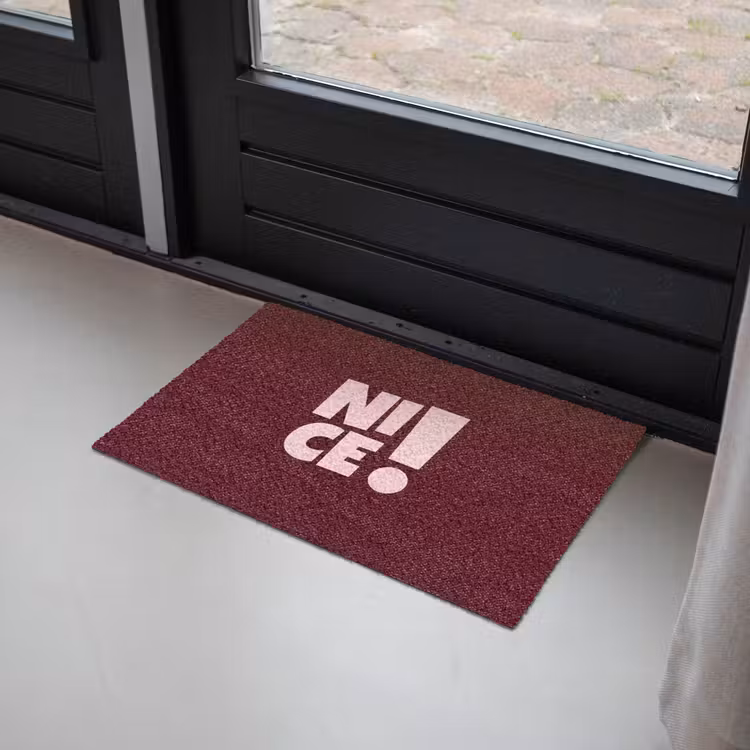 Nice - Uitroepteken - Rood Deurmat klein -sfeer2