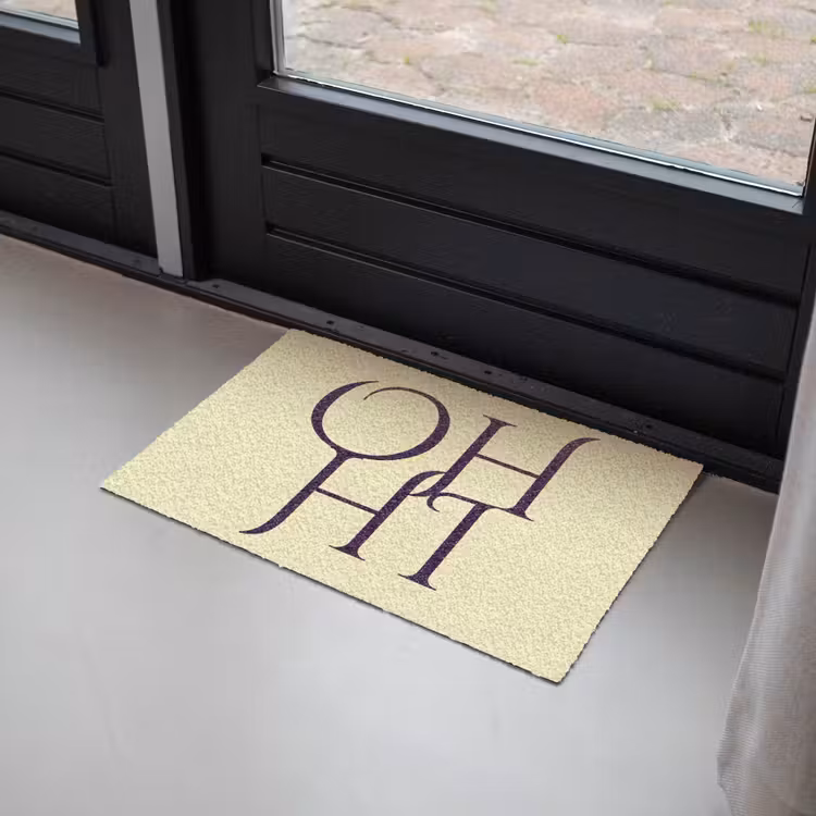 Oh hi - Geel - Monogram Deurmat klein -sfeer2