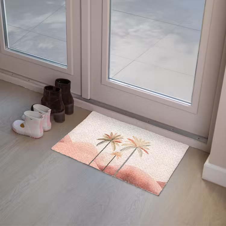 Palmbomen - Heuvels - Minimalistisch - Zachtroze Deurmat klein -sfeer3