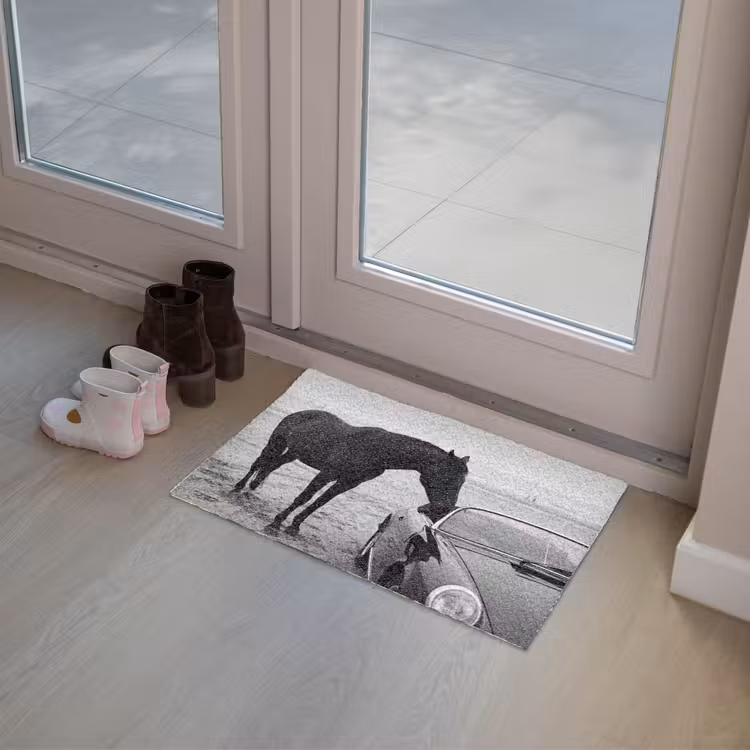 Paard - Auto - Zwart - Wit Deurmat klein -sfeer3