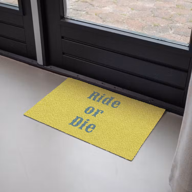 Ride or die - Geel - Blauw Deurmat klein -sfeer2