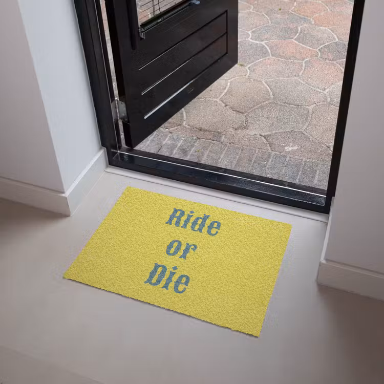 Ride or die - Geel - Blauw Deurmat klein -sfeer5