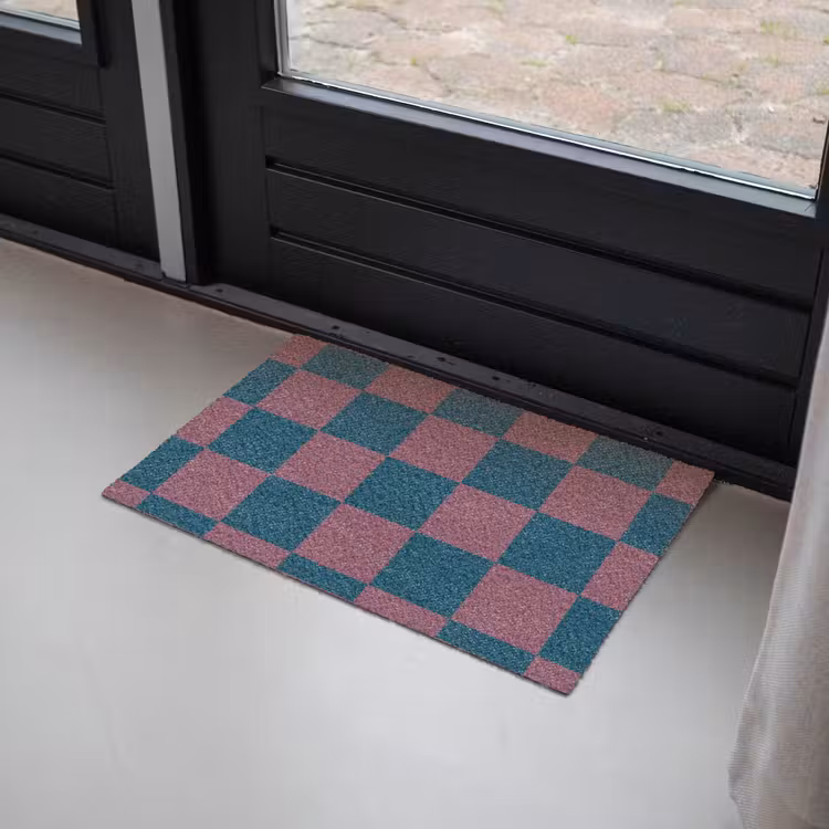 Schaakbord print - Blauw - Rood - Blokjes Deurmat klein -sfeer2