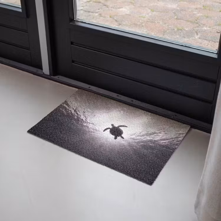 Schildpad - Onderwater - Lichtstralen - Oceaan - Zwart-wit Deurmat klein -sfeer2
