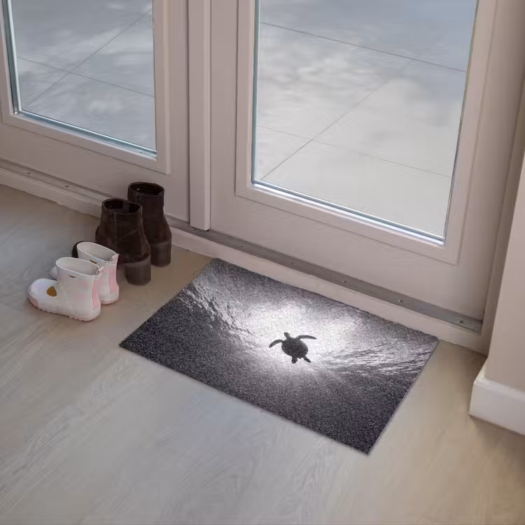 Schildpad - Onderwater - Lichtstralen - Oceaan - Zwart-wit Deurmat klein -sfeer3