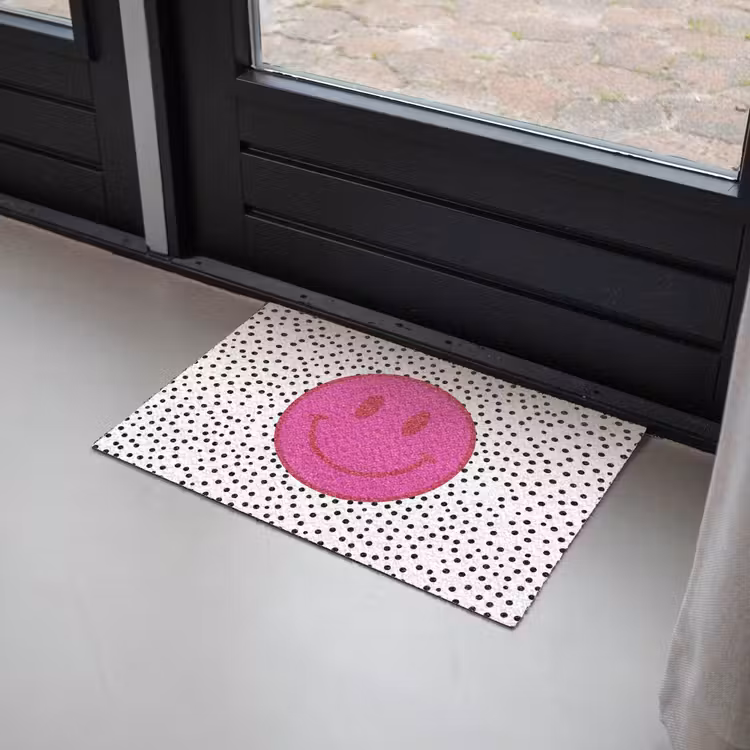 Smiley - Roze - Stippen Deurmat klein -sfeer2