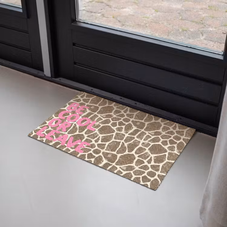 Tekst - Be cool or leave - Roze - Giraffenprint Deurmat klein -sfeer2