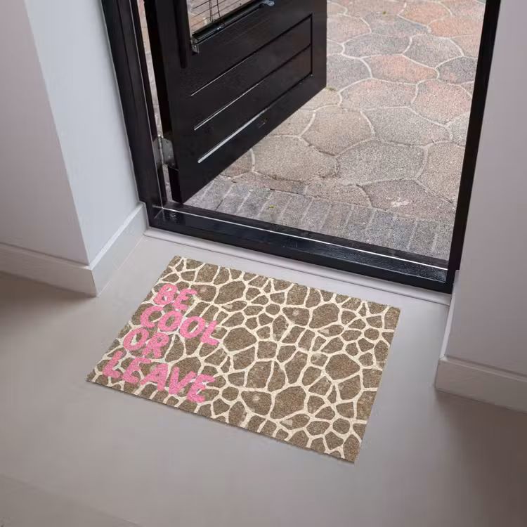 Tekst - Be cool or leave - Roze - Giraffenprint Deurmat klein -sfeer5
