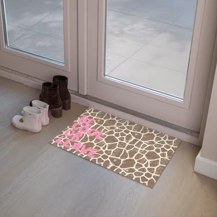 Tekst - Be cool or leave - Roze - Giraffenprint Deurmat klein -sfeer3