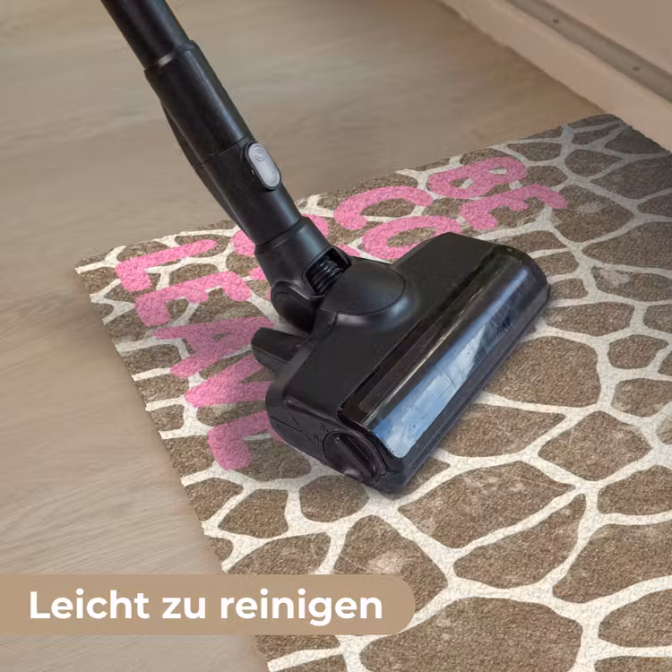 Tekst - Be cool or leave - Roze - Giraffenprint Deurmat klein -reinigen_DE