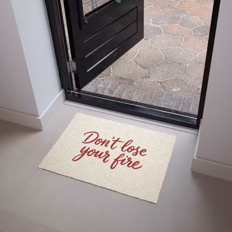 Don't lose your fire - Rood - Wit - Minimalistisch Deurmat klein -sfeer5