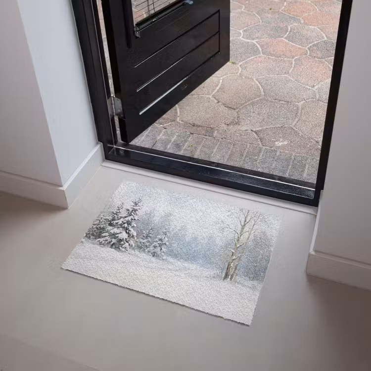 Bospad - Dennen - Sneeuw - Winter - Rustgevend Deurmat klein -sfeer5