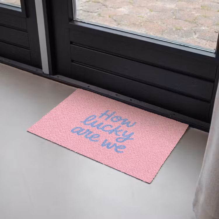 How lucky are we - Klavervier - Roze - Blauw Deurmat klein -sfeer2