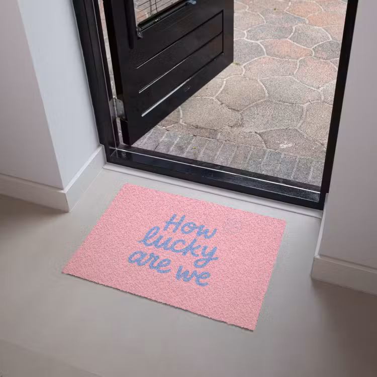 How lucky are we - Klavervier - Roze - Blauw Deurmat klein -sfeer5