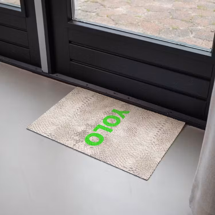 YOLO - Groen - Neon - Slangenprnt Deurmat klein -sfeer2