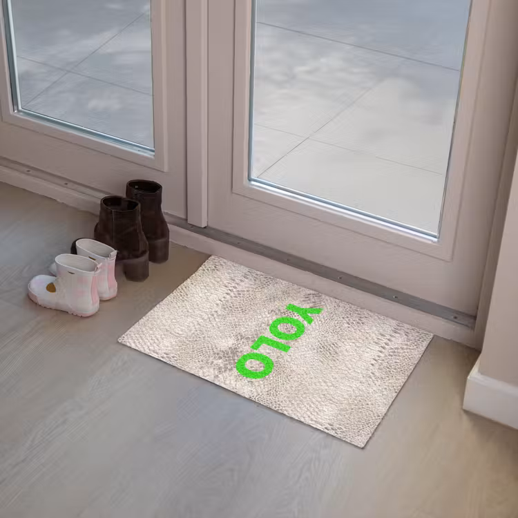 YOLO - Groen - Neon - Slangenprnt Deurmat klein -sfeer3