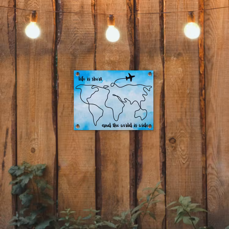 Blauw - Quote - Wereldkaart tuinposter los doek klein -sfeer1