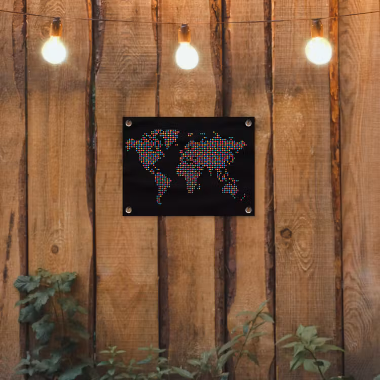 Stippen - Kleurrijk - Wereldkaart tuinposter los doek klein -sfeer1