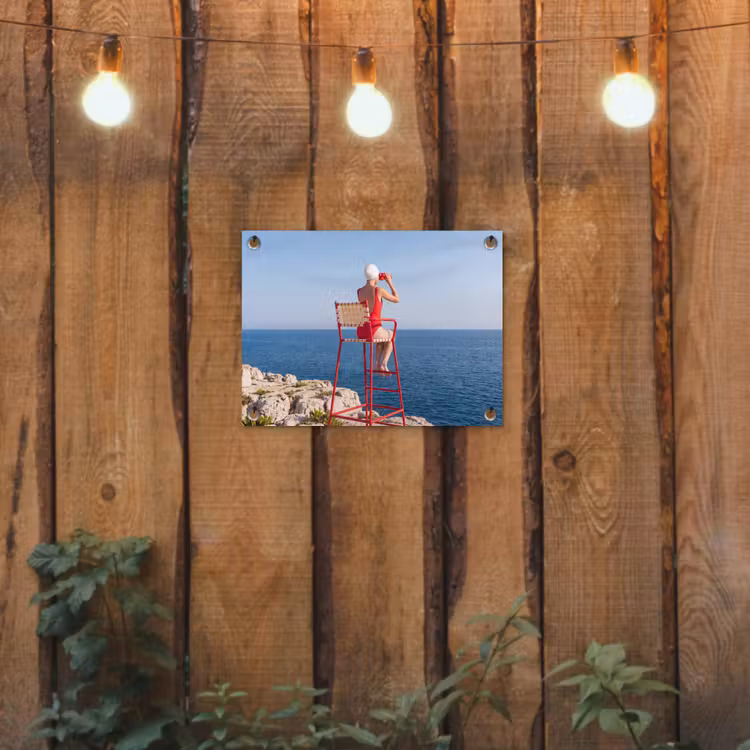Vrouw - Zee - Kust - Verrekijker - Rood tuinposter los doek klein -sfeer1
