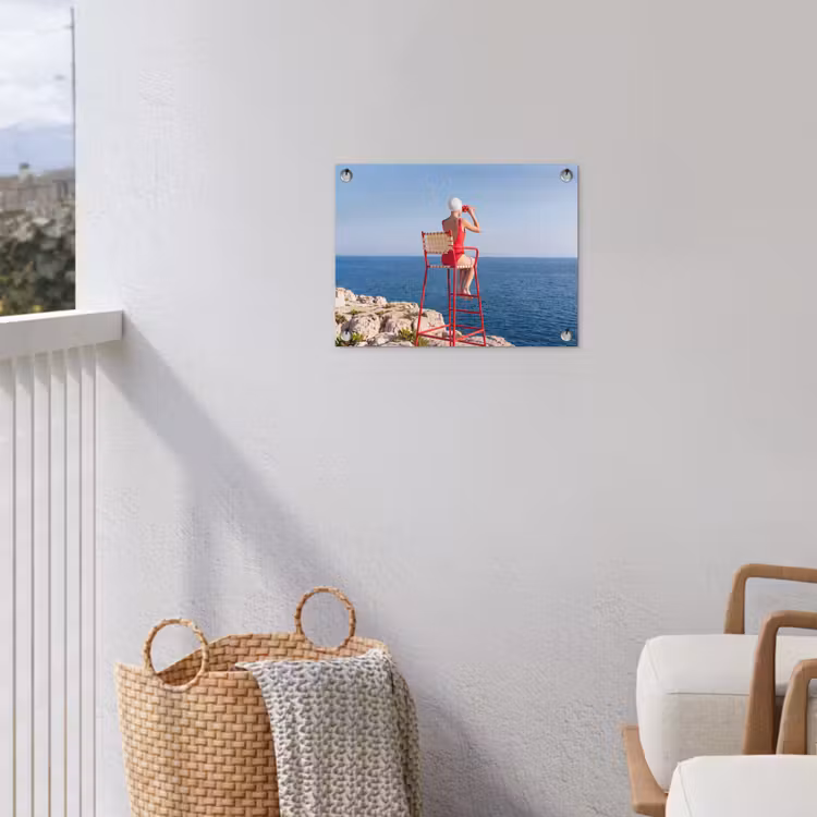 Vrouw - Zee - Kust - Verrekijker - Rood tuinposter los doek klein -sfeer8