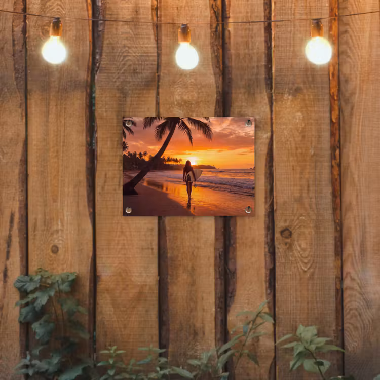 Vrouw - Surfplank - Strand - Zonsondergang - Oranje tuinposter los doek klein -sfeer1