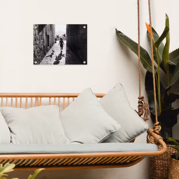 Kind - Vogel - Straat - Zwart-wit - Spelen tuinposter los doek klein -sfeer7