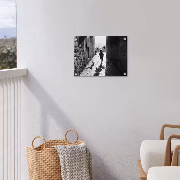 Kind - Vogel - Straat - Zwart-wit - Spelen tuinposter los doek klein -sfeer8