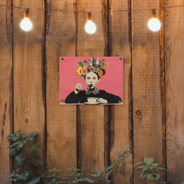 Meisje - Kopje - Bloemen - Roze tuinposter los doek klein -sfeer1