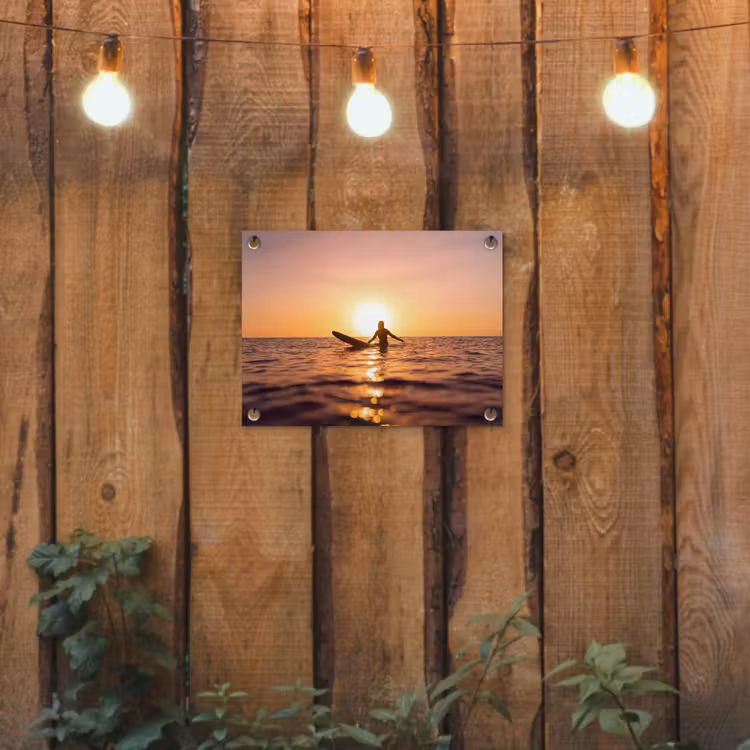 Persoon - Surfen - Zonsondergang - Zee - Oranje tuinposter los doek klein -sfeer1