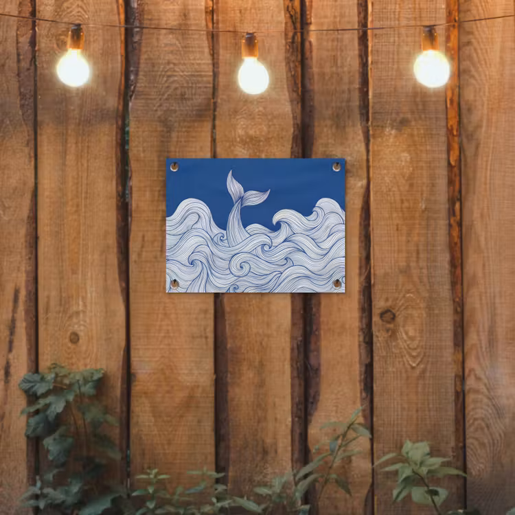 Walvis - Staart - Golven - Lijntekening - Blauw tuinposter los doek klein -sfeer1