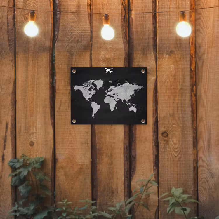 Wereldkaart - Vliegtuig - Zwart tuinposter los doek klein -sfeer1