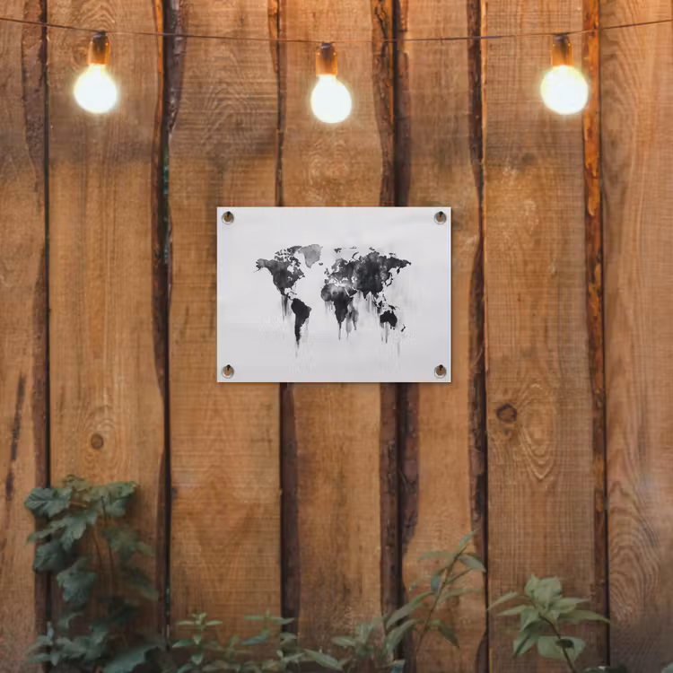 Wereldkaart - Grijs - Zwart - Inkt tuinposter los doek klein -sfeer1