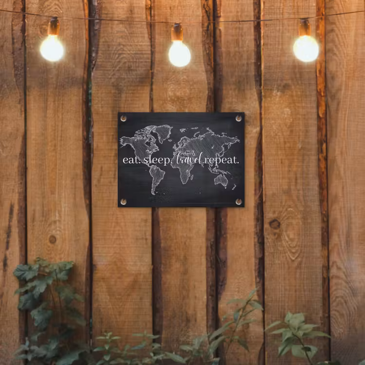 Wereldkaart - Krijt - Quote - Zwart tuinposter los doek klein -sfeer1