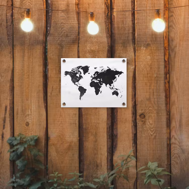 Wereldkaart - Zwart - Wit - Strak tuinposter los doek klein -sfeer1