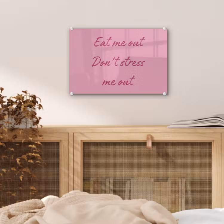 Eat me out don't stress me out - Roze - Handgeschreven plexiglas 5mm klein -sfeer3