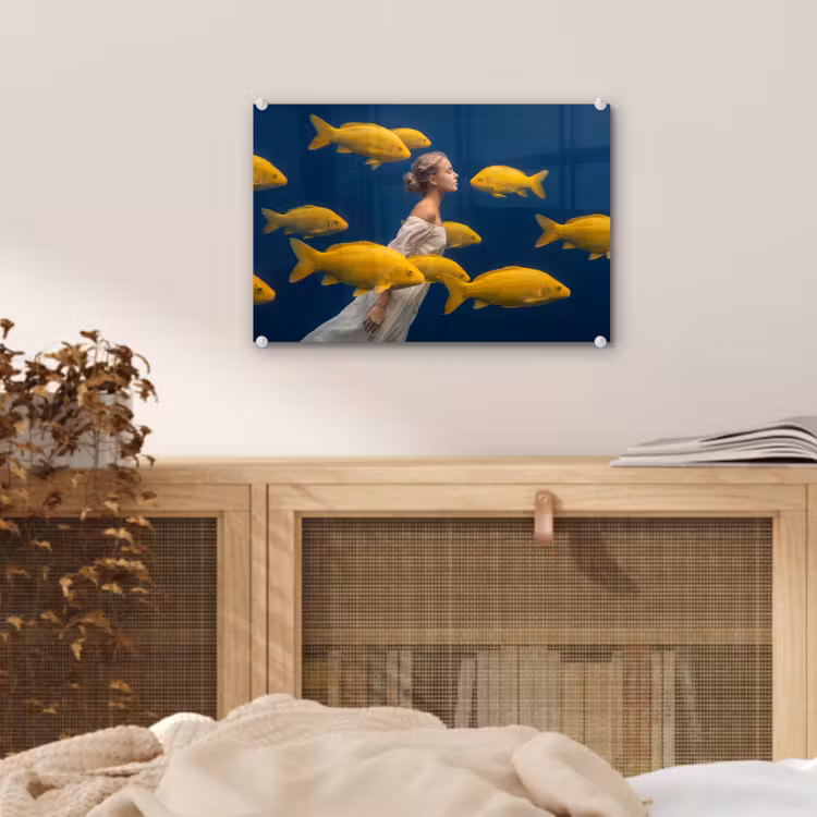 Vrouw - Vis - Water - Natuur - Geel plexiglas 5mm klein -sfeer3