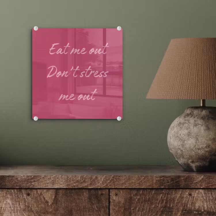 eat me out don't stress me out - Roze - Minimalistisch plexiglas 5mm klein -sfeer3