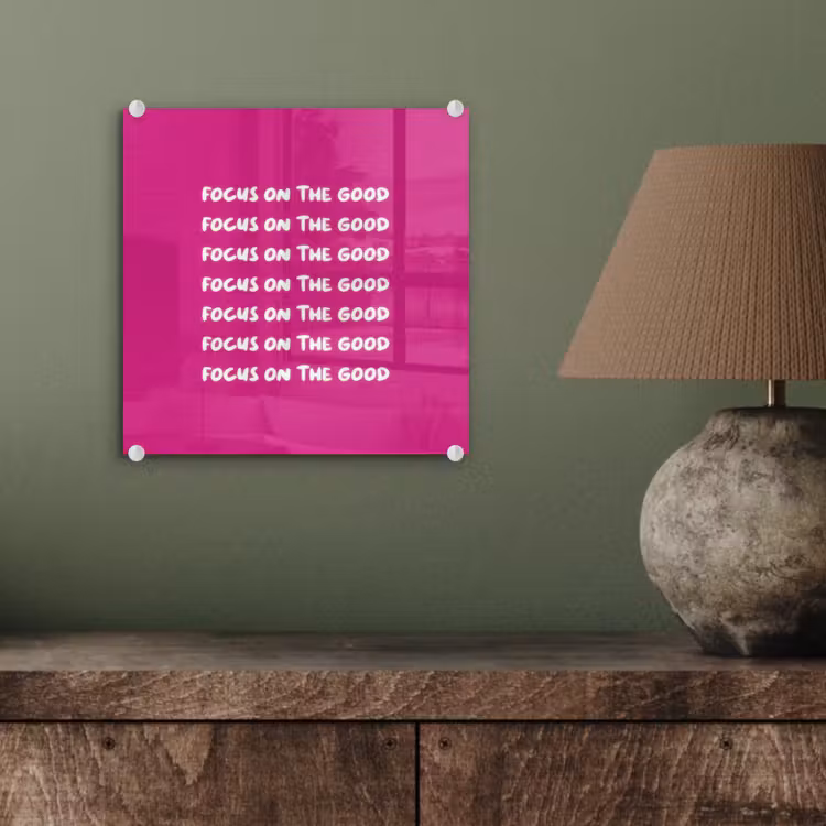 Focus on the good - Roze - wit plexiglas 5mm klein -sfeer3