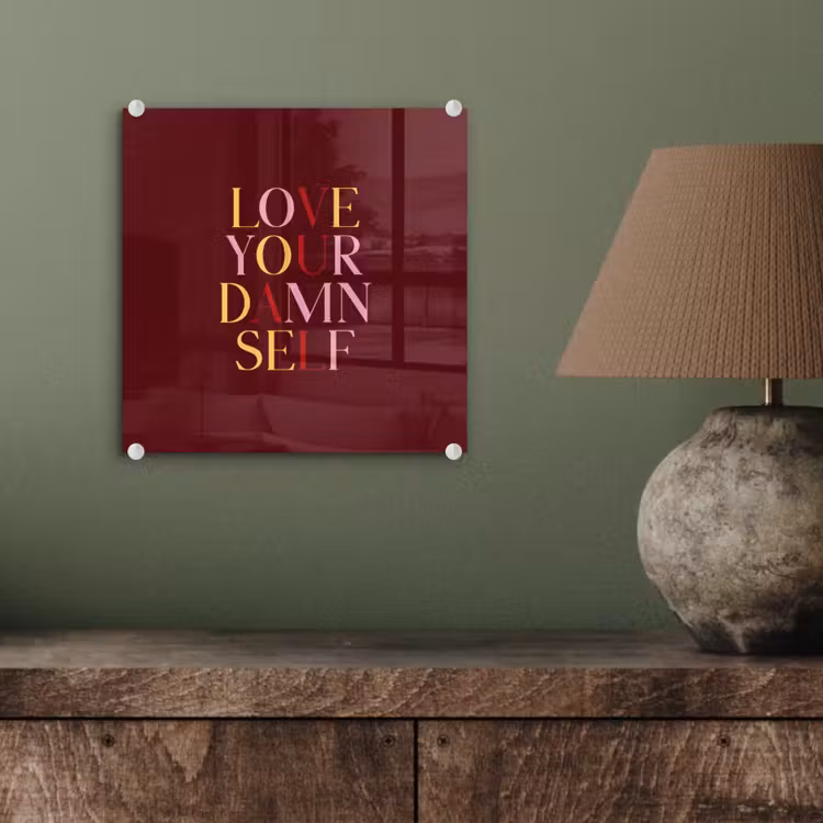 Love your damn self - Kleurrijk - Bordeaux plexiglas 5mm klein -sfeer3