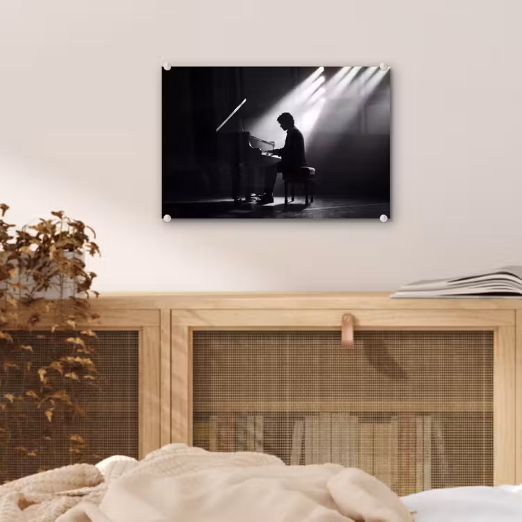 Persoon - Piano - Muziek - Zwart-wit - Podium plexiglas 5mm klein -sfeer3