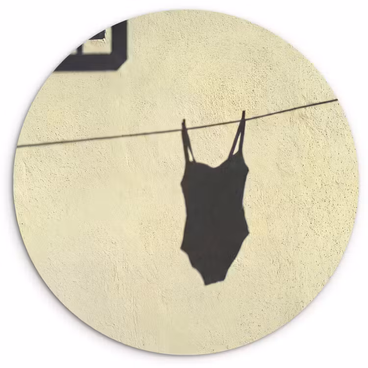 Glasbild Rund - Badeanzug – Schatten – Mauer – Sommer – Minimalistisch - Badpak - Schaduw - Muur - Zomer - Minimalistisch Wandcirkel plexiglas klein