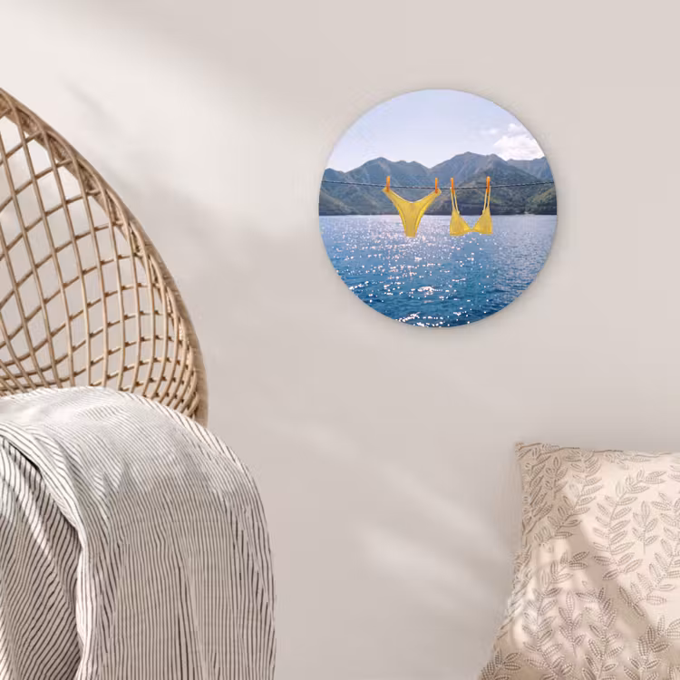 Glasbild Rund - Bademode – Bikini – Meer – Berge – Gelb - Badmode - Bikini - Zee - Bergen - Geel Wandcirkel plexiglas klein