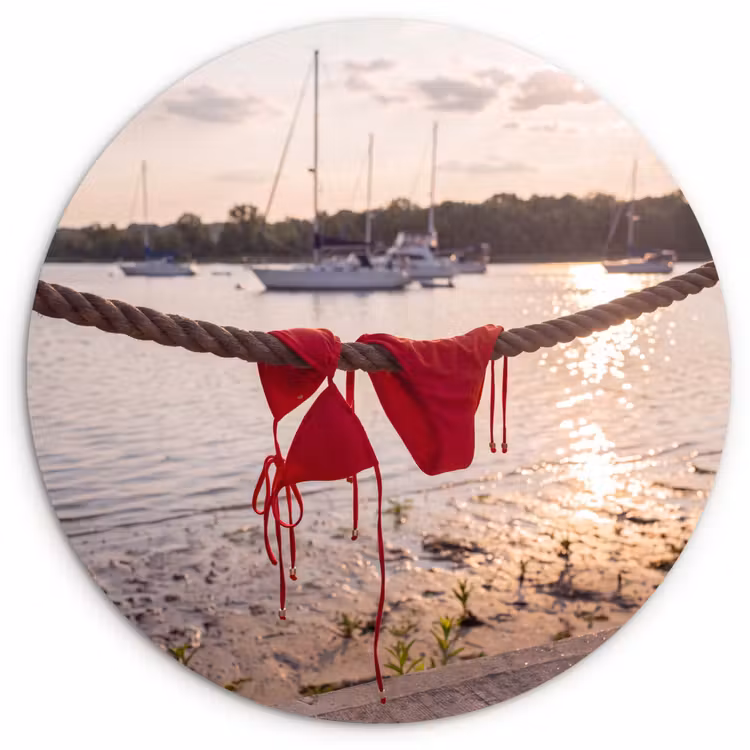 Glasbild Rund - Bademode – Rot – Sommer – Wasser – Sonnenuntergang - Badkleding - Rood - Zomer - Water - Zonsondergang Wandcirkel plexiglas klein