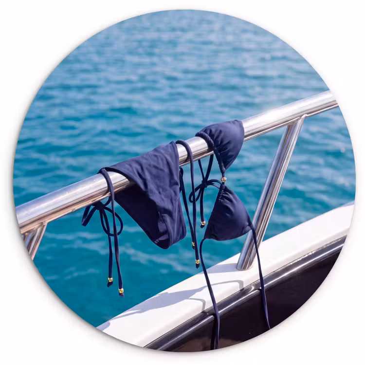 Glasbild Rund - Bikini – Geländer – Meer – Sommer – Blau - Bikini - Reling - Zee - Zomer - Blauw Wandcirkel plexiglas klein