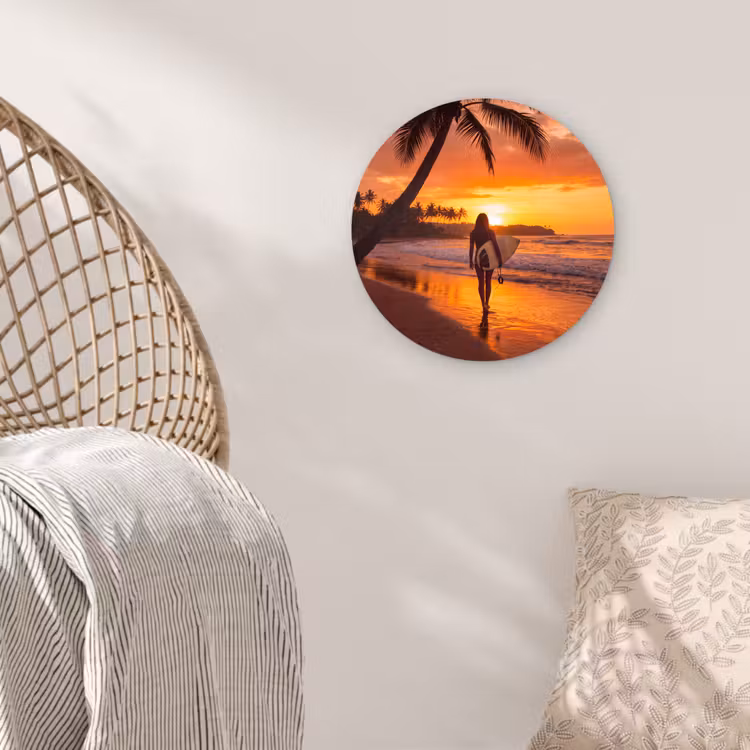 Glasbild Rund - Frau – Surfbrett – Strand – Sonnenuntergang – Orange - Vrouw - Surfplank - Strand - Zonsondergang - Oranje Wandcirkel plexiglas klein