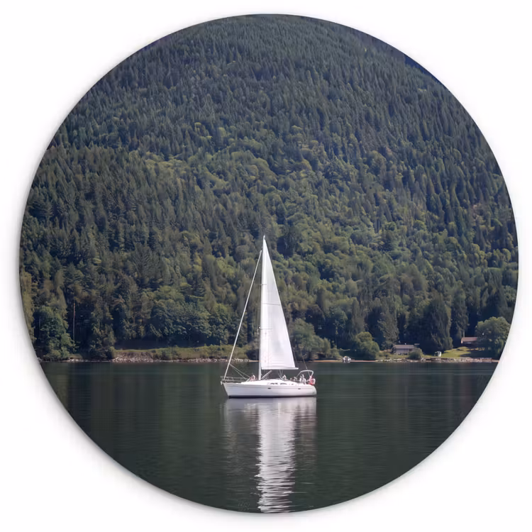 Glasbild Rund - Segelboot – Wasser – Berge – Natur – Grün - Zeilboot - Water - Bergen - Natuur - Groen Wandcirkel plexiglas klein
