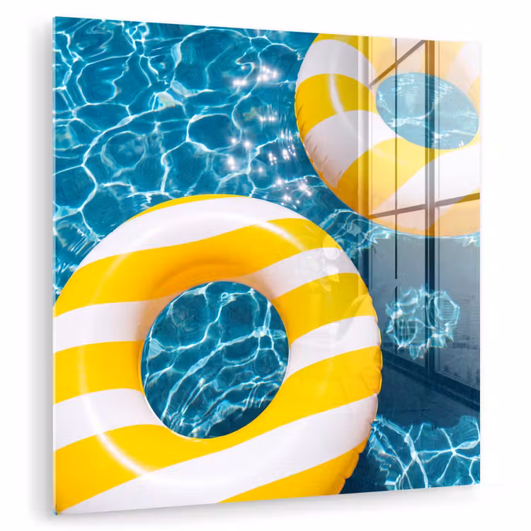 Glasbild - Schwimmbad – Schwimmringe – Sommer – Gelb – Blau - Zwembad - Zwembanden - Zomer - Geel - Blauw plexiglas 5mm klein