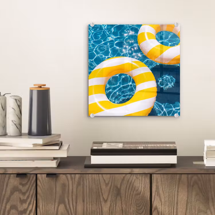 Glasbild - Schwimmbad – Schwimmringe – Sommer – Gelb – Blau - Zwembad - Zwembanden - Zomer - Geel - Blauw plexiglas 5mm klein